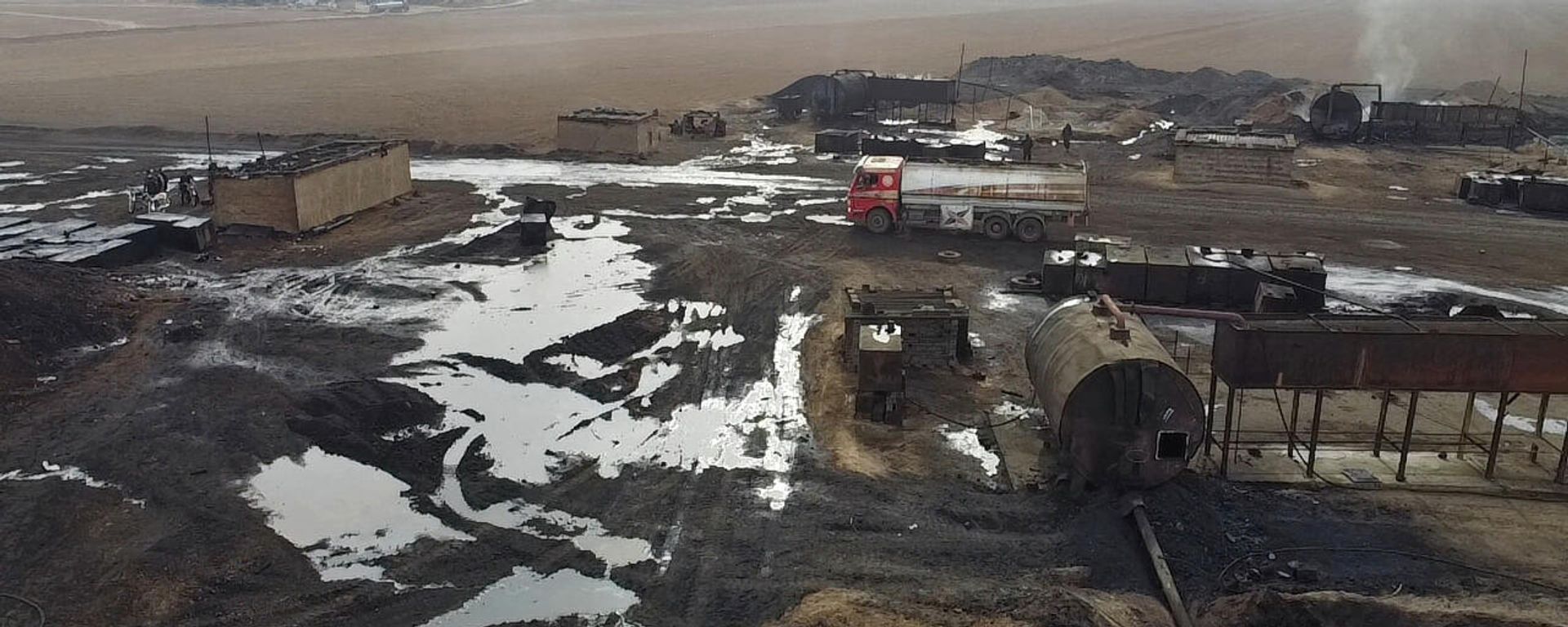 An aerial view shows a primitive oil refinery in the town of al-Qahtaniya in Syria's Kurdish-controlled northeastern Hasakeh province, near the border with Turkey, on November 15, 2021. An aerial view shows a primitive oil refinery in the town of al-Qahtaniya in Syria's Kurdish-controlled northeastern Hasakeh province, near the border with Turkey, on November 15, 2021. - Sputnik International, 1920, 25.09.2022