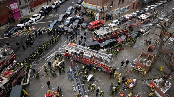 Firefighters work outside an apartment building after a fire in the Bronx, Sunday, Jan. 9, 2022, in New York. - Sputnik International