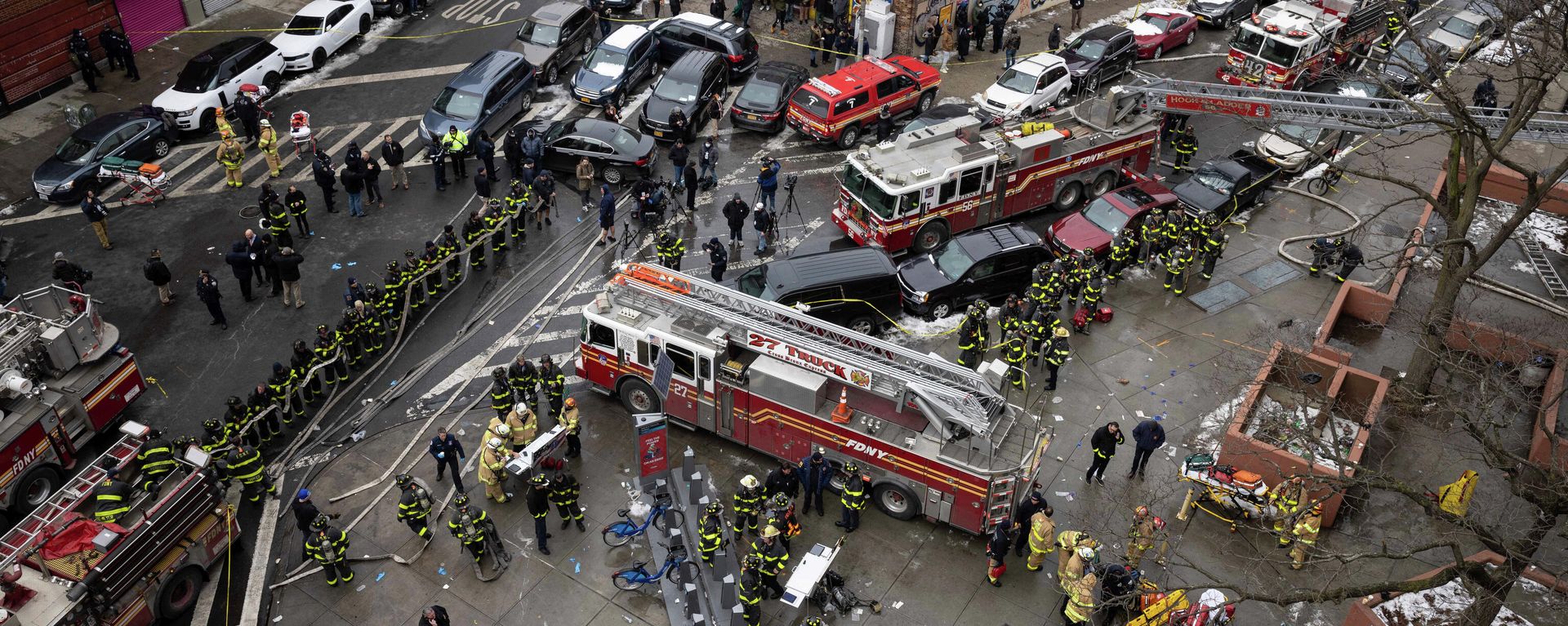 Firefighters work outside an apartment building after a fire in the Bronx, Sunday, Jan. 9, 2022, in New York. Firefighters work outside an apartment building after a fire in the Bronx, Sunday, Jan. 9, 2022, in New York. - Sputnik International, 1920, 09.01.2022