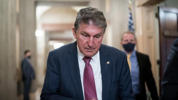 Sen. Joe Manchin, D-W.Va., leaves the office of Senate Minority Leader Mitch McConnell, R-Ky., after a lengthy meeting at the Capitol in Washington, Nov. 30, 2021. - Sputnik International