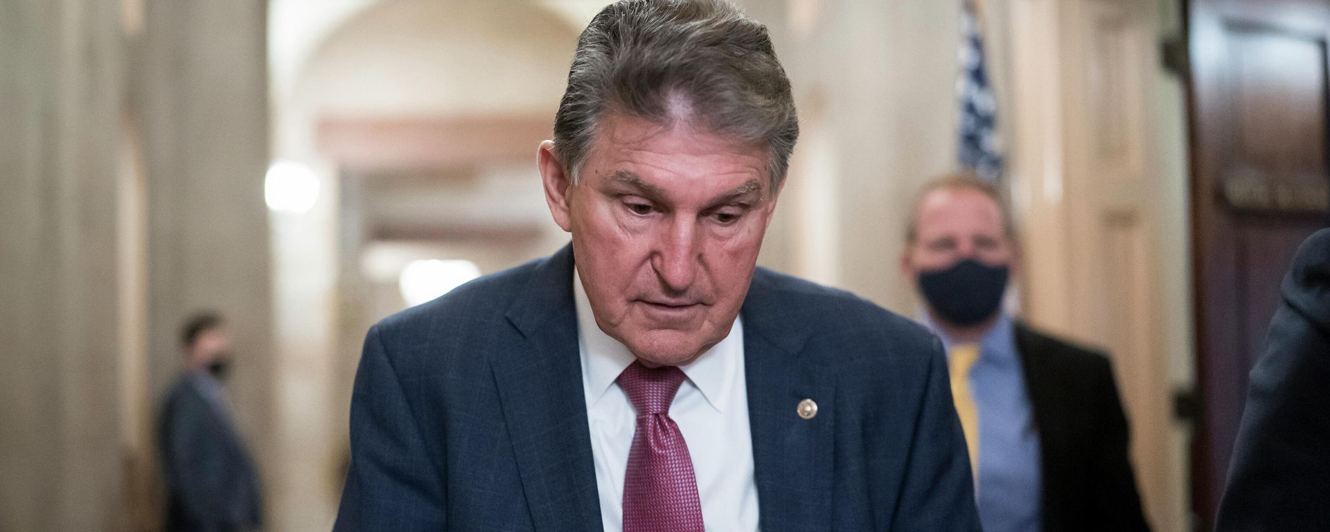 Sen. Joe Manchin, D-W.Va., leaves the office of Senate Minority Leader Mitch McConnell, R-Ky., after a lengthy meeting at the Capitol in Washington, Nov. 30, 2021. Sen. Joe Manchin, D-W.Va., leaves the office of Senate Minority Leader Mitch McConnell, R-Ky., after a lengthy meeting at the Capitol in Washington, Nov. 30, 2021. - Sputnik International, 1920, 17.08.2022