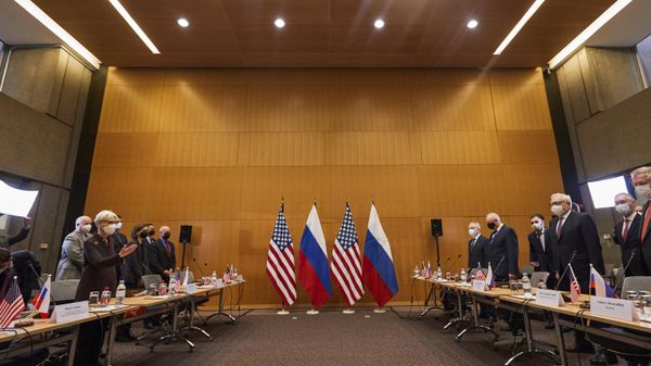 US Deputy Secretary of State Wendy Sherman (L) and Russian deputy Foreign Minister Sergei Ryabkov (R) attend security talks on soaring tensions over Ukraine, at the US permanent Mission, in Geneva, on January 10, 2022.  - Sputnik International