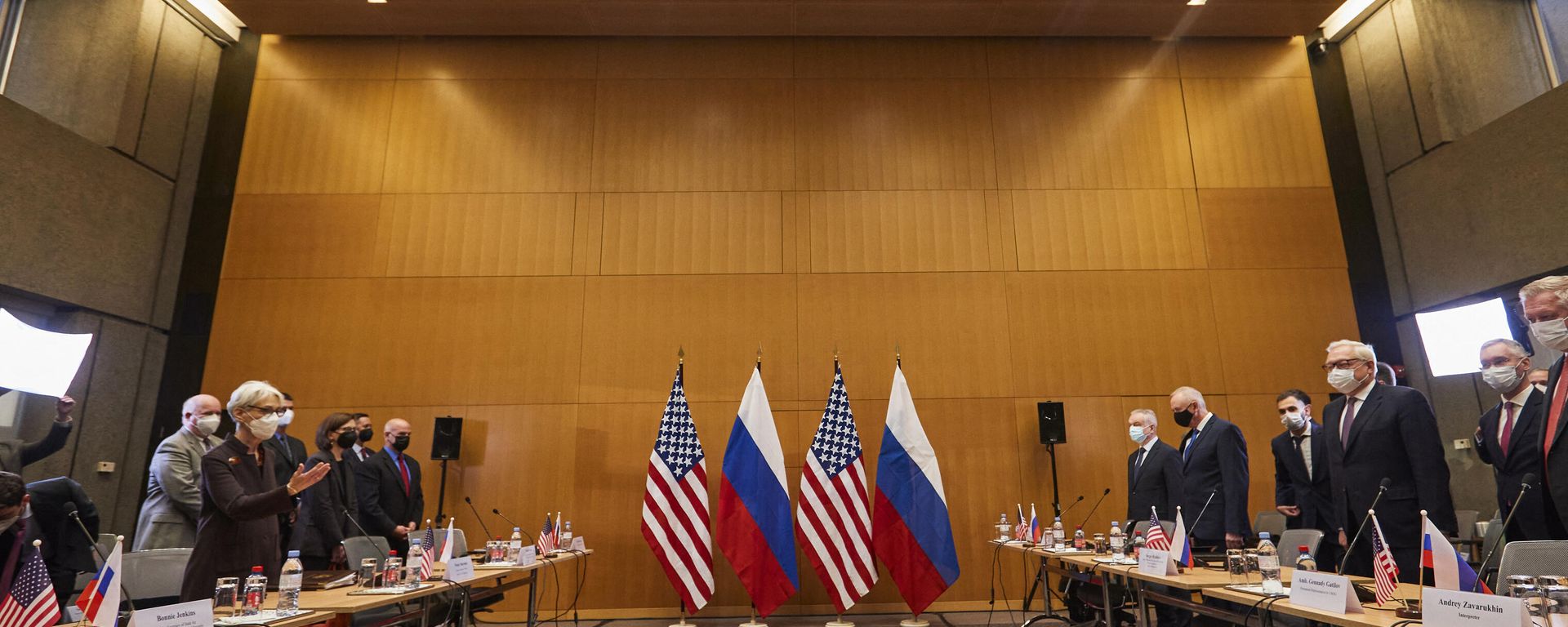US Deputy Secretary of State Wendy Sherman (L) and Russian deputy Foreign Minister Sergei Ryabkov (R) attend security talks on soaring tensions over Ukraine, at the US permanent Mission, in Geneva, on January 10, 2022.  - Sputnik International, 1920, 24.05.2026