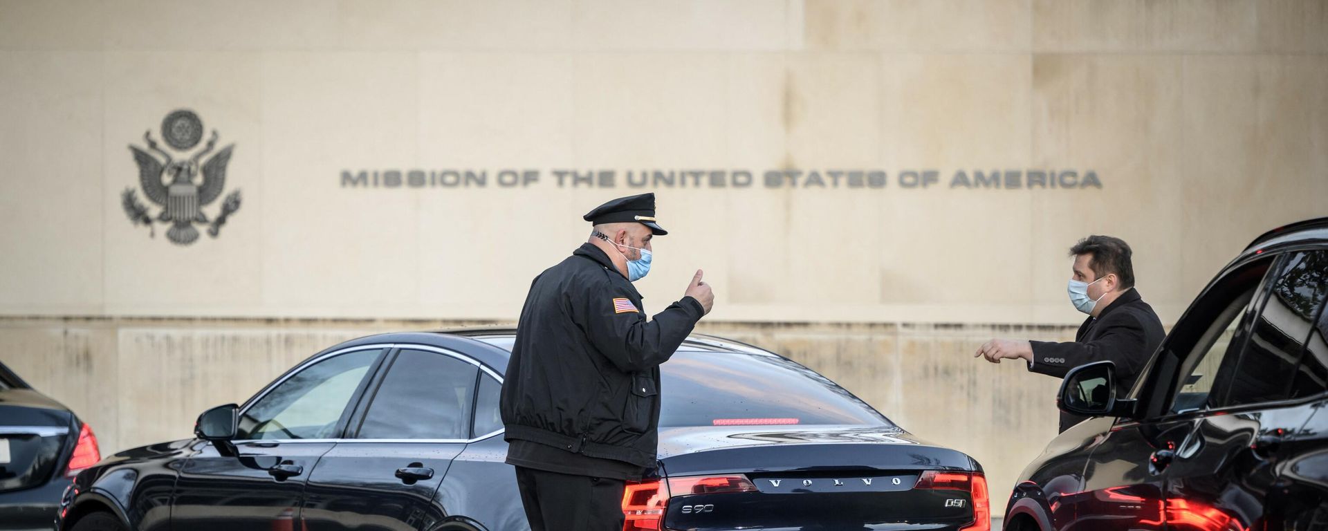 A US guard gives a thumb up to an official as Russian convoy arrives to the US permanent Mission during talks in Geneva on soaring tensions over Ukraine, in Geneva, on January 10, 2022. A US guard gives a thumb up to an official as Russian convoy arrives to the US permanent Mission during talks in Geneva on soaring tensions over Ukraine, in Geneva, on January 10, 2022. - Sputnik International, 1920, 10.01.2022