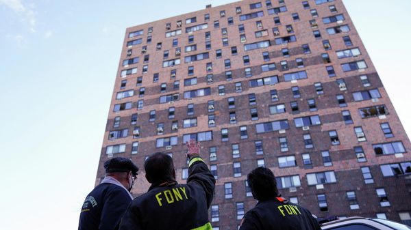 Firemen stand at the scene of a fire at a multi-level apartment building in the Bronx borough of New York City, New York, U.S., January 10, 2022. - Sputnik International