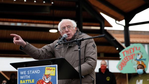 U.S. Senator Bernie Sanders (I-VT) speaks about corporate America and expresses his support for striking Kellogg workers from the Porter Street plant at the Battle Creek Farmers Market in Battle Creek, Michigan, U.S., December 17, 2021.  - Sputnik International