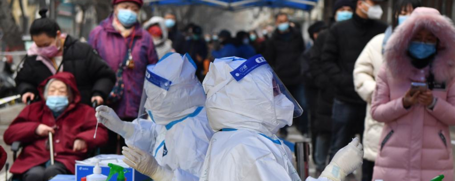 Medical workers take swab samples for COVID-19 tests at a testing site in Zhengzhou, central China's Henan Province, Jan. 7, 2022. Medical workers take swab samples for COVID-19 tests at a testing site in Zhengzhou, central China's Henan Province, Jan. 7, 2022. - Sputnik International, 1920, 11.01.2022