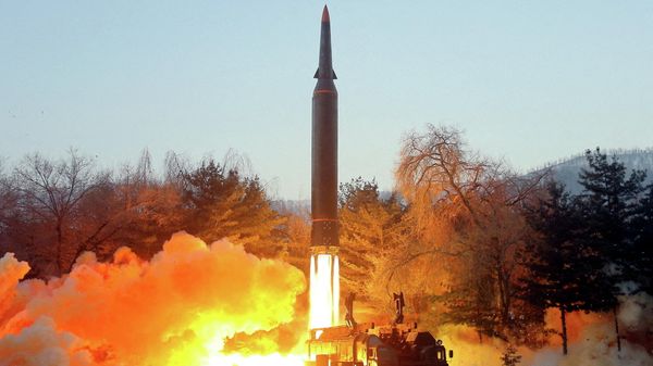  A view of what state news agency KCNA reports is the test firing of a hypersonic missile at an undisclosed location in North Korea, January 5, 2022 - Sputnik International