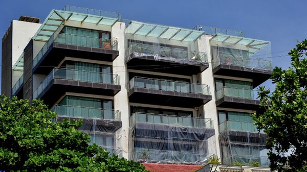 Bollywood actor Shahrukh Khan sea-facing house 'Mannat' is seen covered with protective plastic sheets during monsoon season in Mumbai on July 22, 2020 - Sputnik International