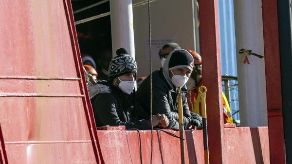 Migrants rescued in the Mediterranean sea wait to disembark from the Sea-Eye 4 rescue vessel as it arrives in the port of Pozzallo, in Sicily on December 24, 2021.  - Sputnik International