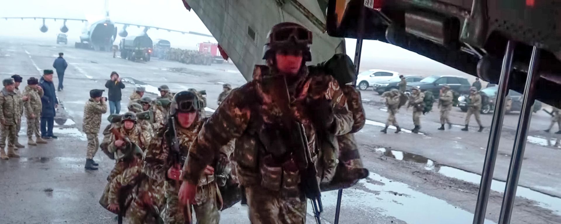 In this image taken from video, Kyrgyzstan's peacekeepers board Russian military planes at an airfield outside Bishkek, in Kyrgyzstan to fly to Kazakhstan on Friday, Jan. 7, 2022 - Sputnik International, 1920, 11.01.2022