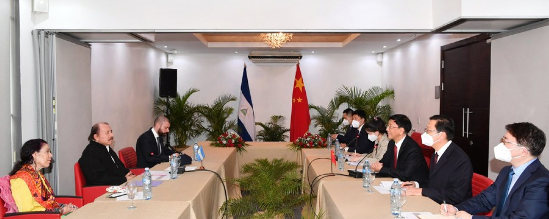 Chinese President Xi Jinping's special envoy Cao Jianming (3rd R), also vice chairman of the Standing Committee of the National People's Congress of China, meets with Nicaraguan President Daniel Ortega (2nd L) in Managua, Nicaragua, Jan. 10, 2022. - Sputnik International, 1920, 20.12.2023