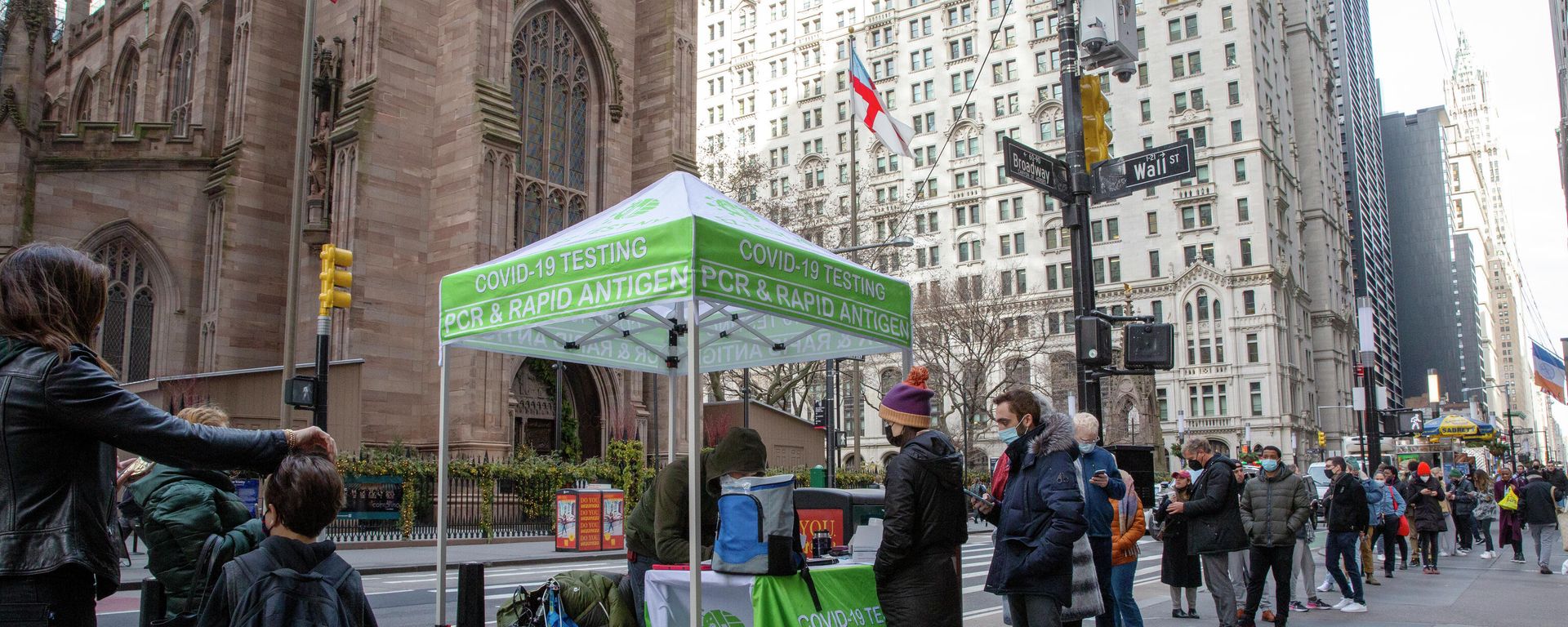 People line up for coronavirus tests on Wall Street in the Financial District in New York on Dec. 16, 2021. The explosive increase in U.S. coronavirus case counts is raising alarm, but some experts believe the focus should instead be on COVID-19 hospital admissions. And those aren't climbing as fast. - Sputnik International, 1920, 12.01.2022
