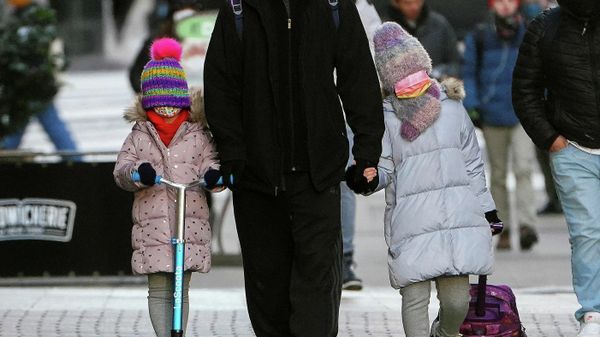 Children wear their toques pulled down over their eyes while walking in the Manhattan borough of New York City, New York, U.S., January 11, 2022.  - Sputnik International