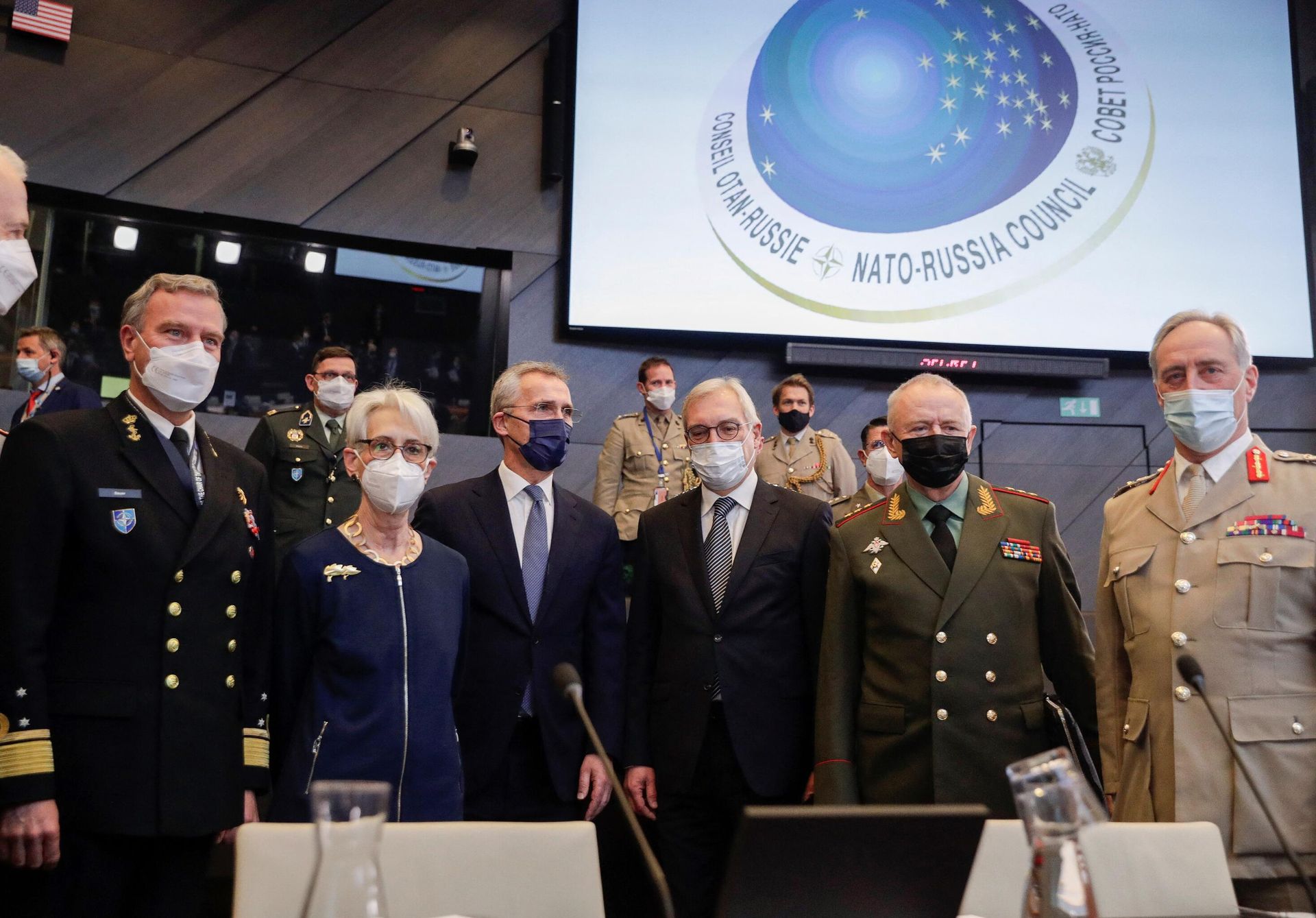 US Deputy Secretary of State Wendy Sherman (2ndL), NATO Secretary General Jens Stoltenberg (3rdL), Russian Deputy Foreign Minister Alexander Grushko (3rdR) and Russian Deputy Defence Minister Colonel-General Alexander Fomin (2ndR) attend the NATO-Russia Council at the Alliance's headquarters in Brussels, on January 12, 2022.  - Sputnik International, 1920, 25.02.2022