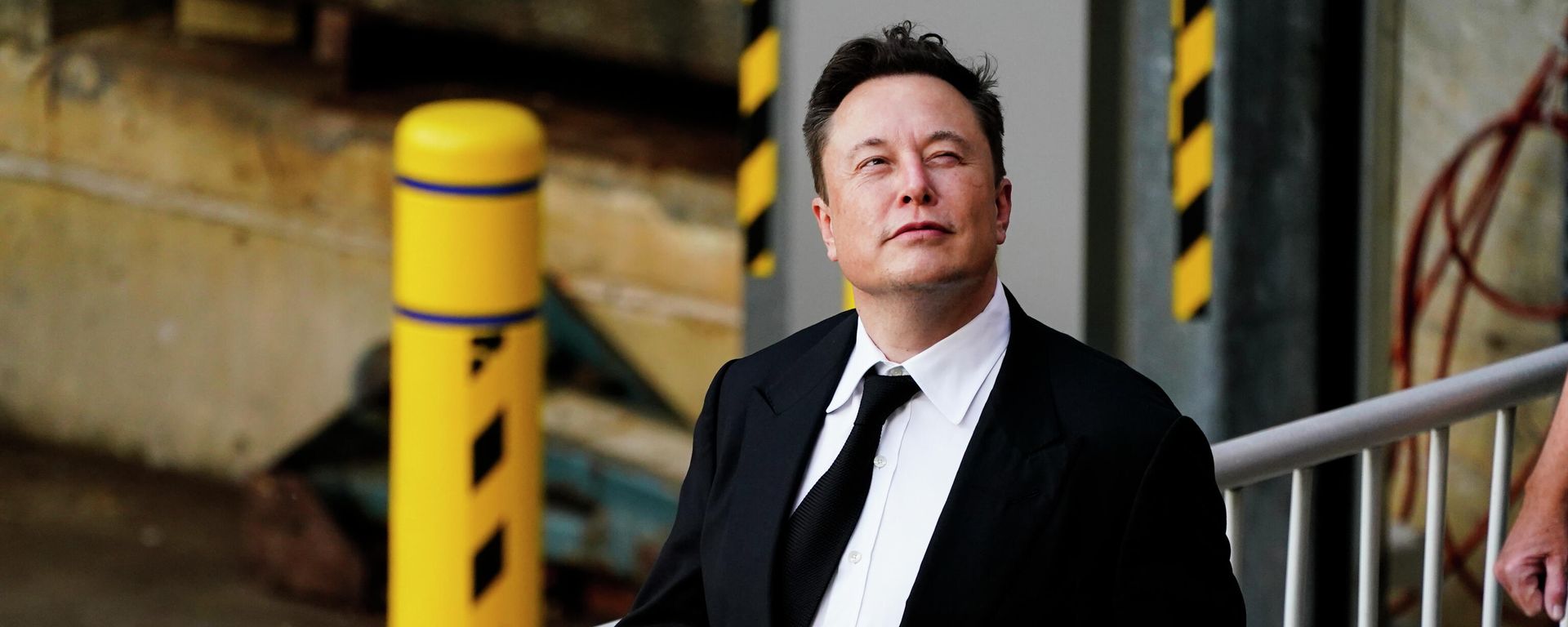 Elon Musk walks from the the justice center in Wilmington, Del., Monday, July 12, 2021. Musk took to a witness stand Monday to defend his company's 2016 acquisition of a troubled company called SolarCity against a shareholder lawsuit that claims he's to blame for a deal that was rife with conflicts of interest and never delivered the profits he had promised.  - Sputnik International, 1920, 02.06.2022
