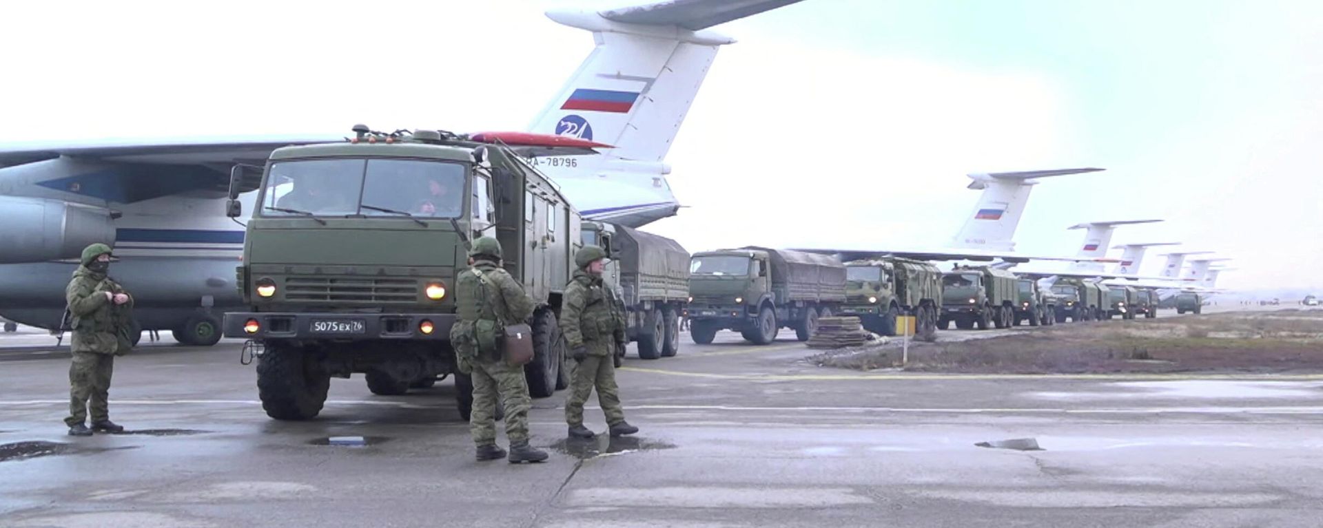 Russian service members and military vehicles are seen upon arrival at Almaty airport, as part of a peacekeeping mission of the Collective Security Treaty Organisation, in Almaty, Kazakhstan, in this still image from video released by Russia's Defence Ministry January 9, 2022 - Sputnik International, 1920, 09.01.2022
