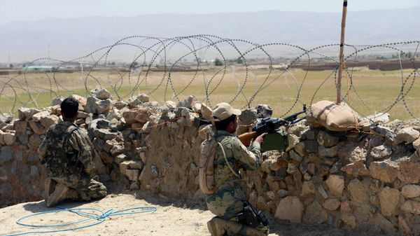 Afghan Border Police personnel keep watch during an ongoing battle between Pakistani and Afghan Border forces near the Durand line at Spin Boldak, in southern Kandahar province on May 5, 2017 - Sputnik International