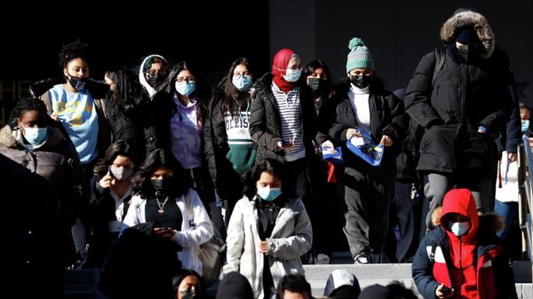 High school students leave the Martin Luther King Jr. Educational Campus as some students in New York City staged a walkout to urge officials to offer remote learning options due to concerns over safety amid the spread of the coronavirus disease (COVID-19) in Manhattan in New York City, New York, U.S., January 11, 2022. - Sputnik International