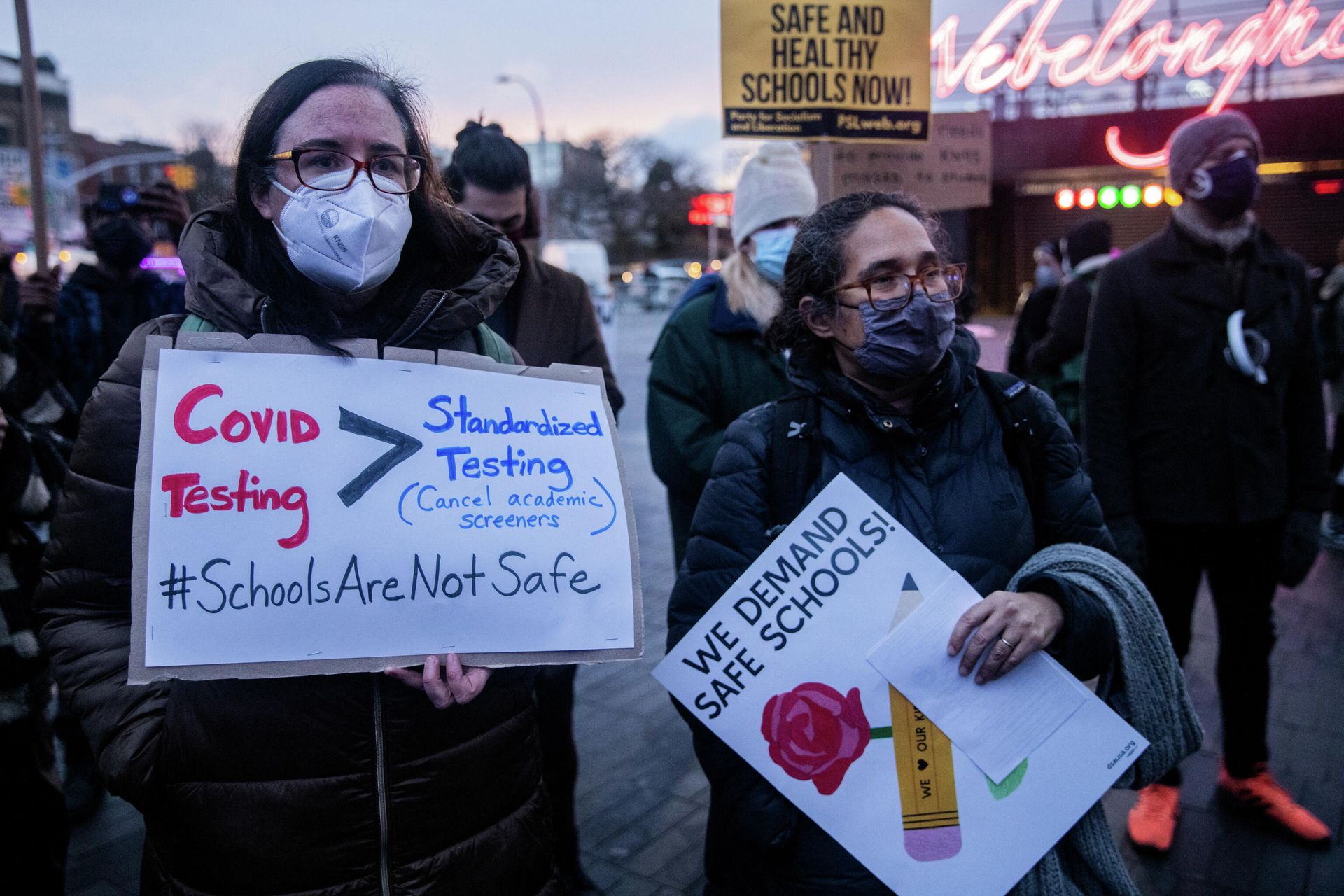 Educators, families and students attend a rally to push for stronger coronavirus disease (COVID-19) safety precautions in schools in New York, U.S., January 5, 2022. Educators, families and students attend a rally to push for stronger coronavirus disease (COVID-19) safety precautions in schools in New York, U.S., January 5, 2022. - Sputnik International, 1920, 12.01.2022
