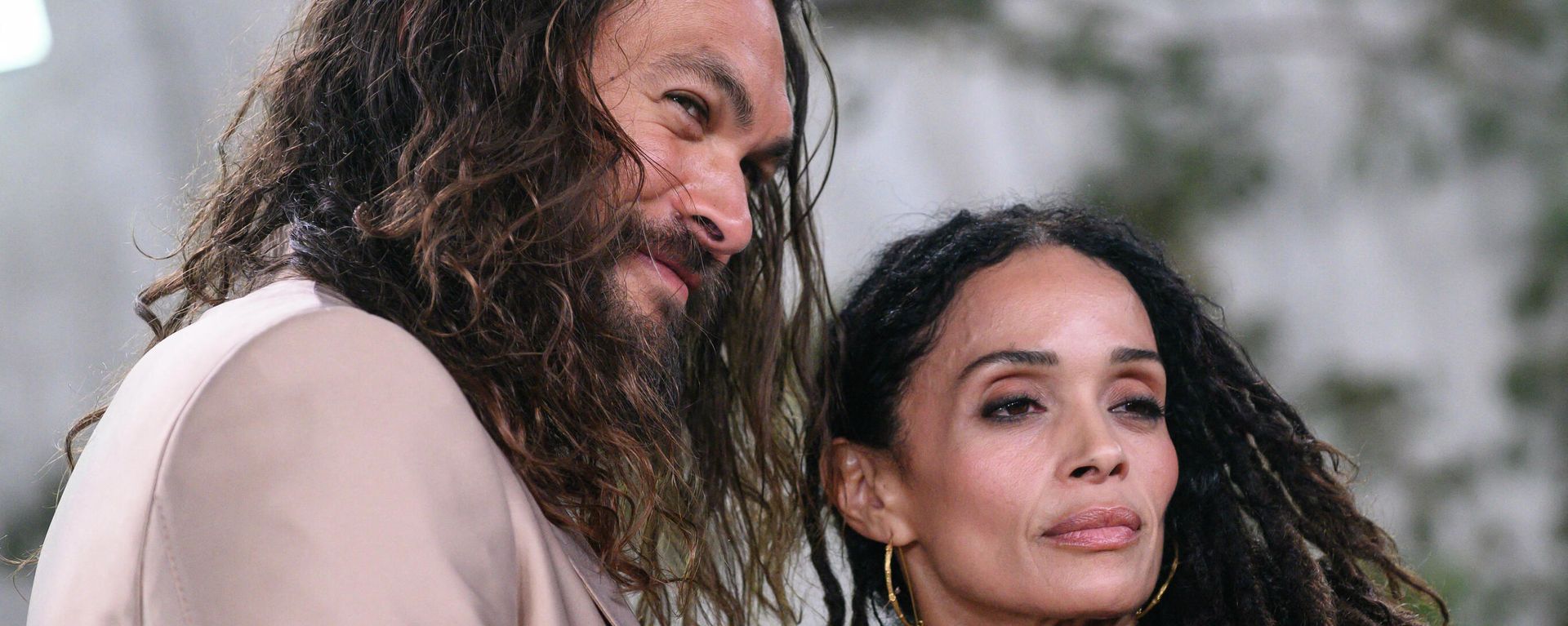US actor Jason Momoa and his wife US actress Lisa Bonet arrive for Apple TV+ world premiere of SEE at the Fox Regency Village Theater in Los Angeles on October 21, 2019 US actor Jason Momoa and his wife US actress Lisa Bonet arrive for Apple TV+ world premiere of SEE at the Fox Regency Village Theater in Los Angeles on October 21, 2019 - Sputnik International, 1920, 13.01.2022