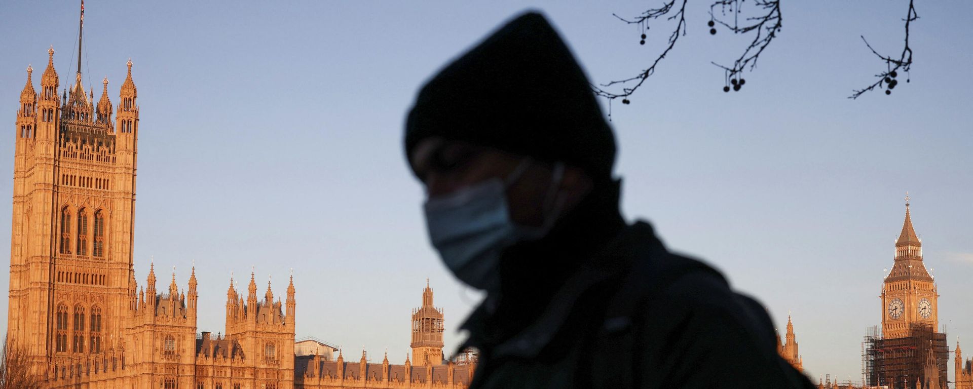The Houses of Parliament can be seen as a person walks along the South Bank of the River Thames during sunrise, in London The Houses of Parliament can be seen as a person walks along the South Bank of the River Thames during sunrise, in London - Sputnik International, 1920, 13.01.2022