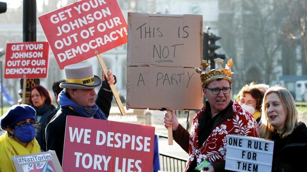 Anti-Brexit protester Steve Bray and companions in Parliament Square in London - Sputnik International