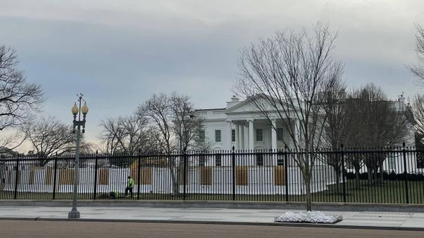 A temporary concrete fence is seen near the White House - Sputnik International