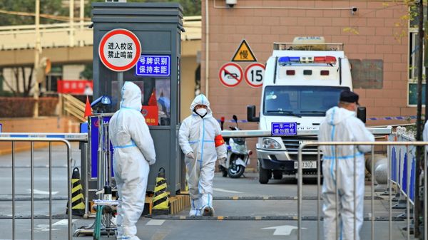 FILE PHOTO: Workers in protective suits stand at an entrance to a university's residential area under lockdown following the coronavirus disease (COVID-19) outbreak in Xian, Shaanxi province, China December 20, 2021. Picture taken December 20, 2021. - Sputnik International