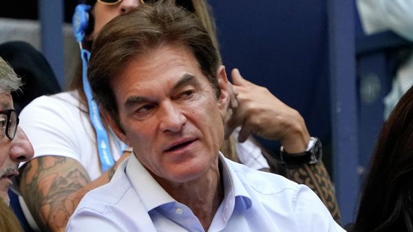 Dr. Oz watches play during the women's singles final of the US Open tennis championships, in this file photo from Sept. 11, 2021, in New York. Mehmet Oz is running in the wide-open race for the Pennsylvania seat being vacated by two-term Republican Sen. Pat Toomey. The race has attracted wealthy and well-connected transplants, and homers. - Sputnik International