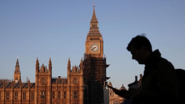 The Houses of Parliament can be seen as a person walks along the South Bank of the River Thames during sunrise, in London - Sputnik International