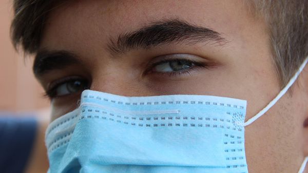 Man wearing a medical face mask - Sputnik International