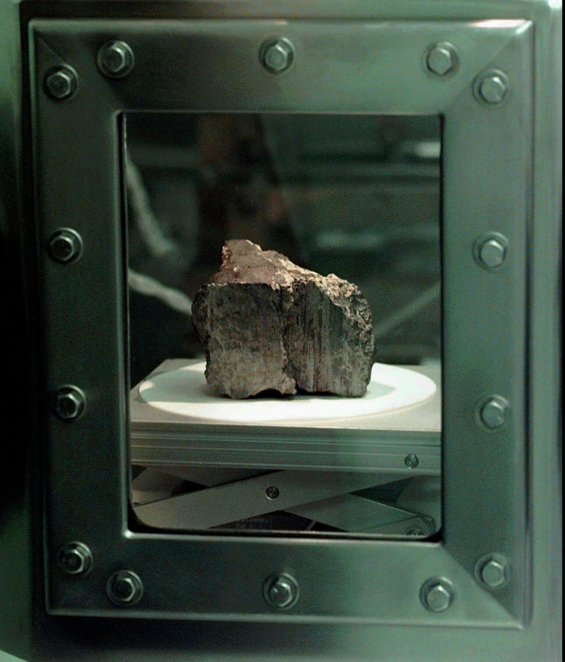 The meteorite labeled ALH84001 sits in a chamber at a Johnson Space Center lab in Houston, Aug. 7, 1996. The meteorite labeled ALH84001 sits in a chamber at a Johnson Space Center lab in Houston, Aug. 7, 1996. - Sputnik International, 1920, 14.01.2022