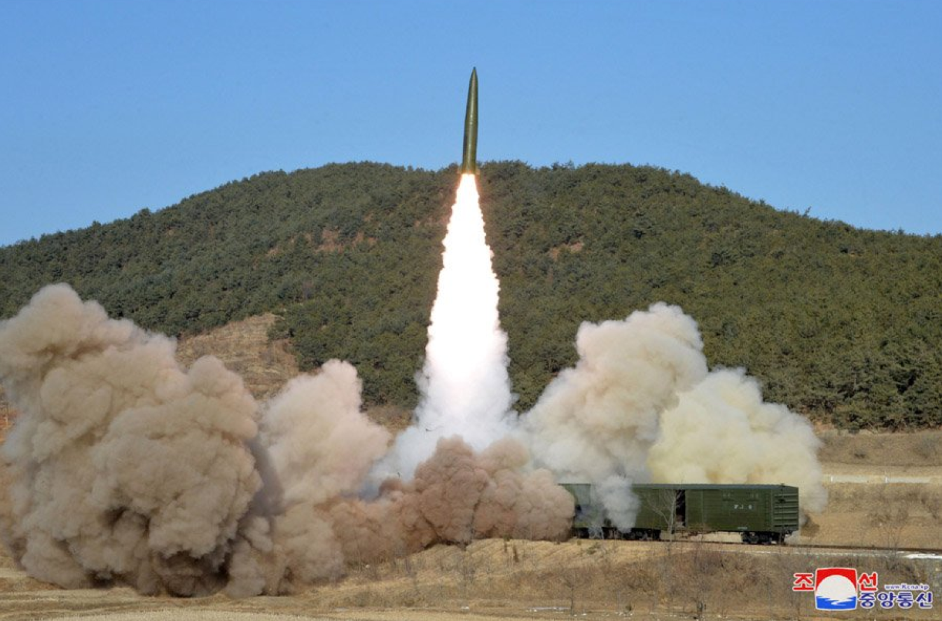 A DPRK railway-borne ballistic missile is launched in a January 14, 2022, test in western North Korea A DPRK railway-borne ballistic missile is launched in a January 14, 2022, test in western North Korea - Sputnik International, 1920, 15.01.2022
