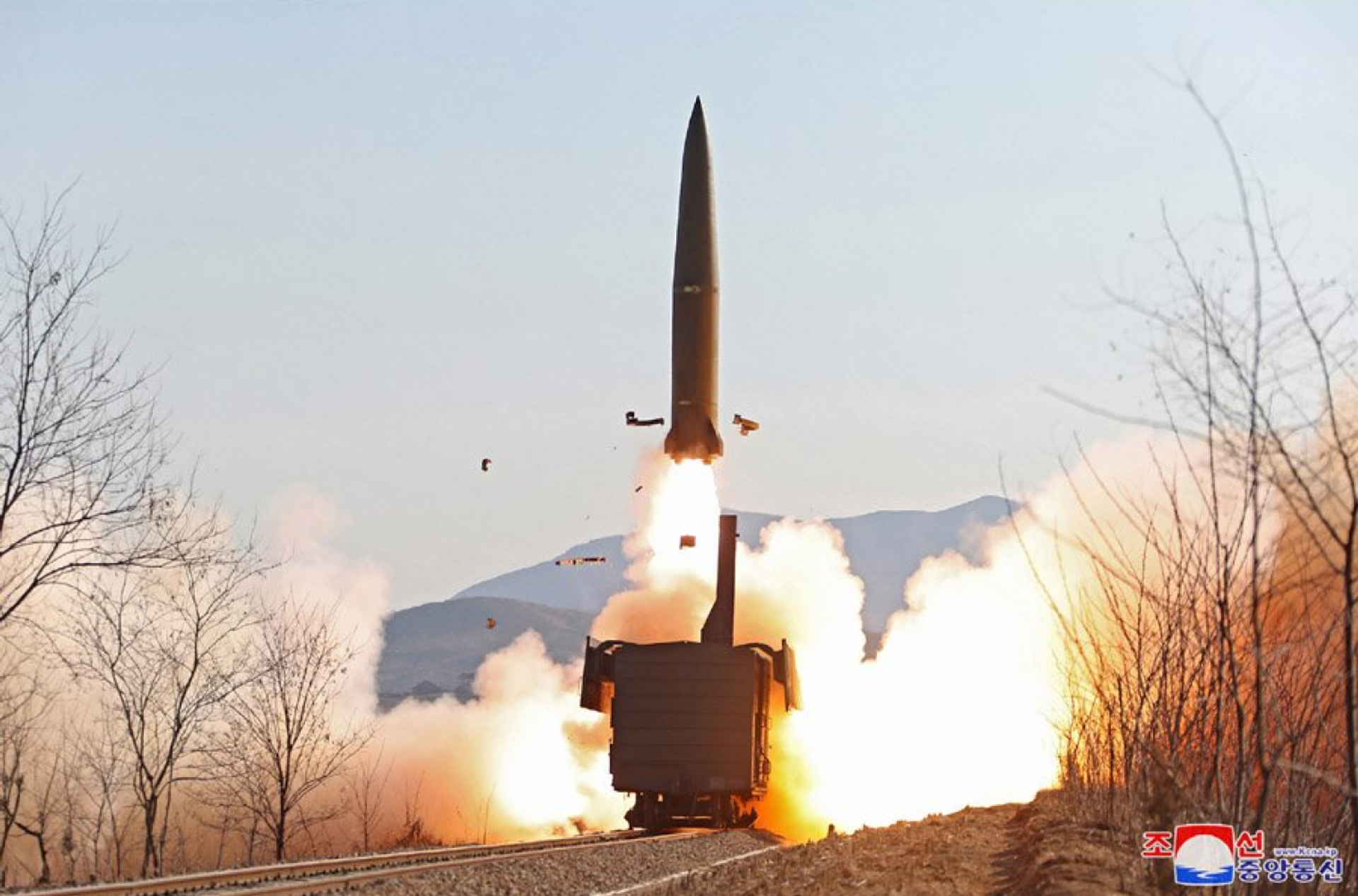 A DPRK railway-borne ballistic missile is launched in a January 14, 2022, test in western North Korea A DPRK railway-borne ballistic missile is launched in a January 14, 2022, test in western North Korea - Sputnik International, 1920, 15.01.2022