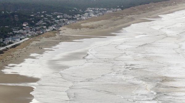 The surf comes ashore during  a tsunami warning Friday, March 11, 2011, near Manzanita, Ore. Emergency officials decided to activate sirens in some low-lying places on the Oregon coast to urge people to seek higher ground as a tsunami crosses the Pacific following a massive 8.9-magnitude earthquake in Japan.  (AP Photo/Rick Bowmer) - Sputnik International