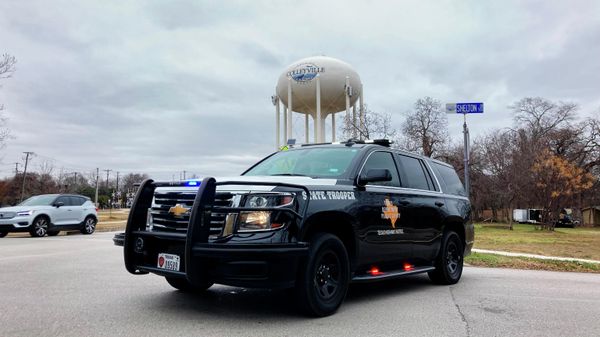 A Texas state trooper blocks traffic on a road leading to a Colleyville, Texas, synagogue where a man apparently took hostages, Saturday, Jan. 15, 2022. - Sputnik International