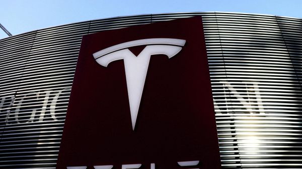 A logo of the electric-vehicle maker Tesla is seen near a shopping complex in Beijing, China January 5, 2021. - Sputnik International