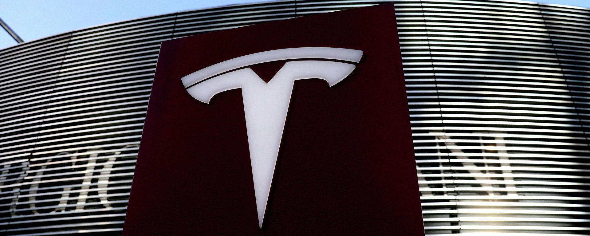 A logo of the electric-vehicle maker Tesla is seen near a shopping complex in Beijing, China January 5, 2021. A logo of the electric-vehicle maker Tesla is seen near a shopping complex in Beijing, China January 5, 2021. - Sputnik International, 1920, 27.01.2022