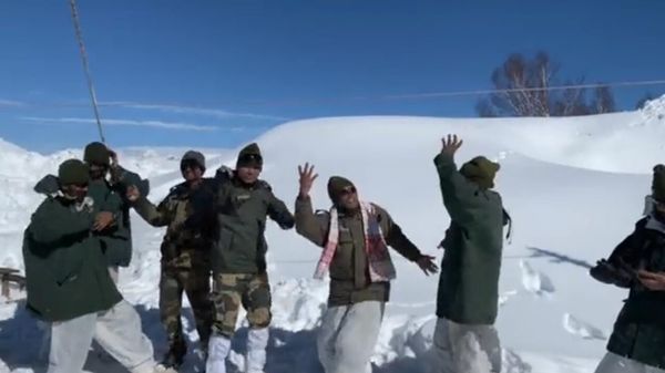 A video showing a group of Border Security Force (BSF) troops celebrating Bihu and dancing to a folk song in the mountains has gone viral - Sputnik International