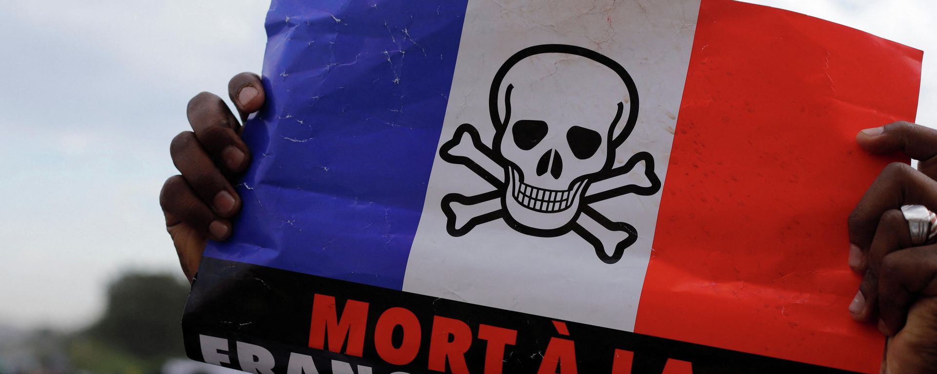 A supporter holds a flag of France, with the drawing of a skull on it, as he participates in a demonstration called by Mali's transitional government after ECOWAS (Economic Community of West African States) imposed sanctions in Bamako, Mali, January 14, 2022 - Sputnik International, 1920, 16.01.2022
