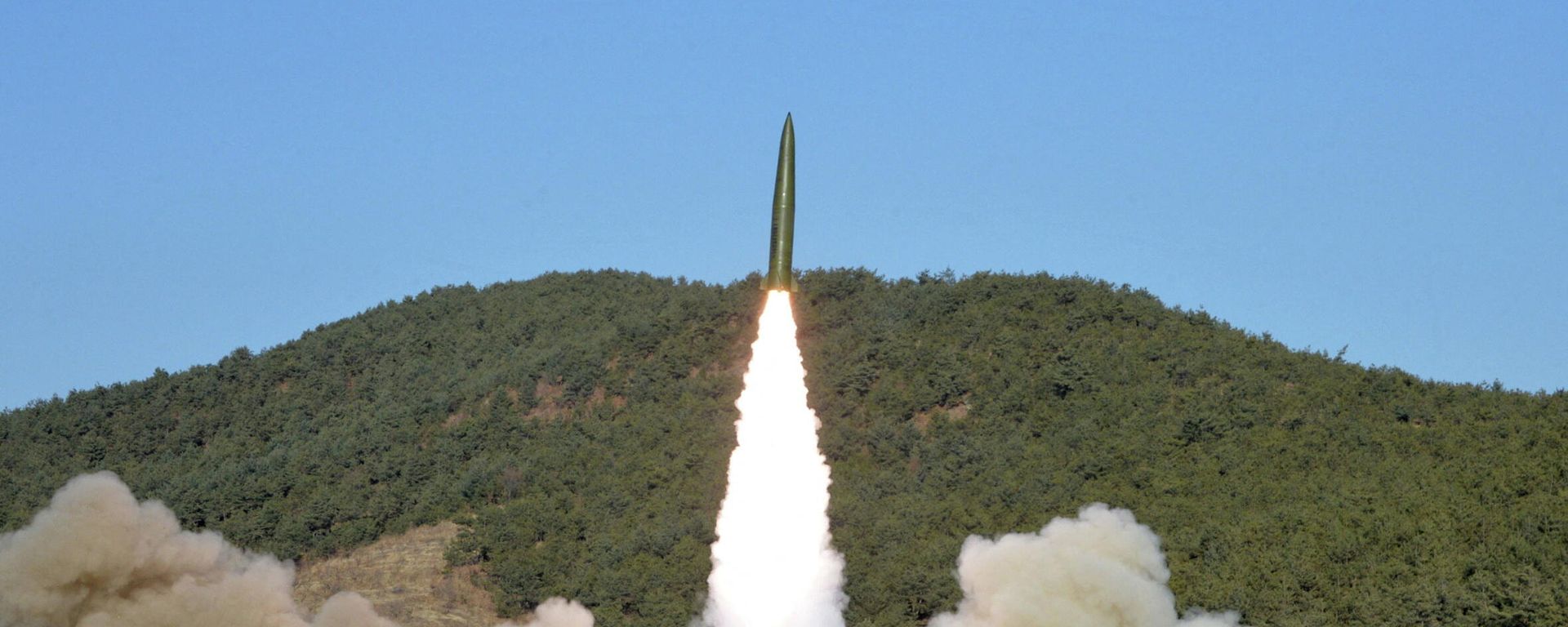 A railway-born missile is launched during firing drills according to state media, at an undisclosed location in North Korea, in this photo released January 14, 2022 by North Korea's Korean Central News Agency (KCNA). A railway-born missile is launched during firing drills according to state media, at an undisclosed location in North Korea, in this photo released January 14, 2022 by North Korea's Korean Central News Agency (KCNA). - Sputnik International, 1920, 17.01.2022