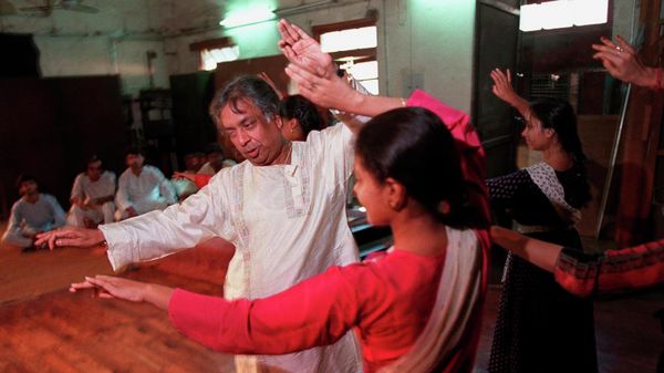 FILE - Indian classical Kathak dance guru Birju Maharaj teaches students at his studio in New Delhi on Sept. 26, 1997. Birju Maharaj, a legend of classical Indian dance and among the country’s most well-known performing artists, died early on Monday, Jan. 17, 2022 - Sputnik International