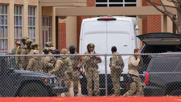 SWAT team members deploy near the Congregation Beth Israel Synagogue in Colleyville, Texas, some 25 miles (40 kilometers) west of Dallas, on January 15, 2022. - Sputnik International