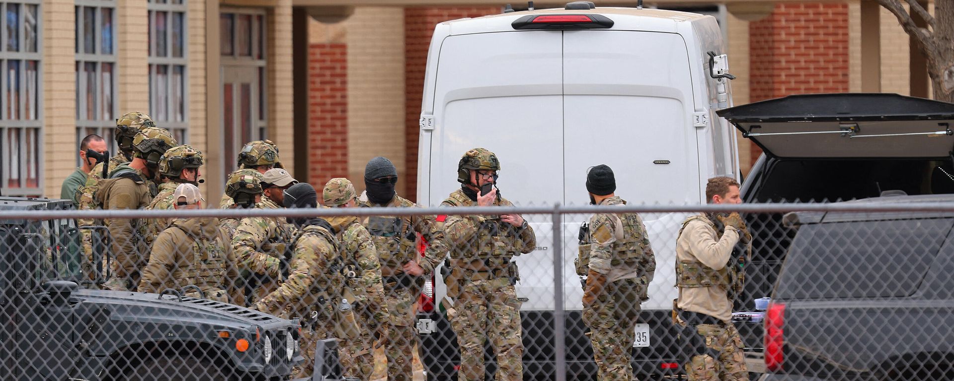 SWAT team members deploy near the Congregation Beth Israel Synagogue in Colleyville, Texas, some 25 miles (40 kilometers) west of Dallas, on January 15, 2022. SWAT team members deploy near the Congregation Beth Israel Synagogue in Colleyville, Texas, some 25 miles (40 kilometers) west of Dallas, on January 15, 2022. - Sputnik International, 1920, 20.01.2022