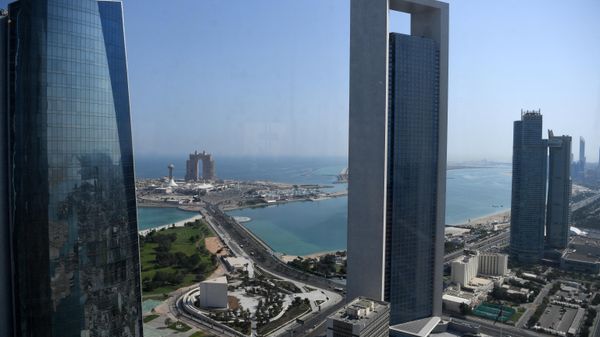 A general view shows the sea front promenade in the Emirati capital Abu Dhabi with the ADNOC headquarters (Abu Dhabi National Oil Company) office complex (C) in the foreground on May 29, 2019. - Sputnik International