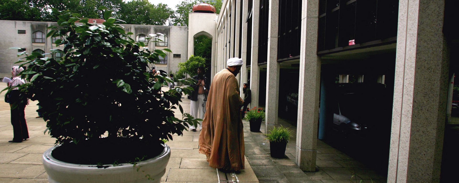 An unidentified senior Muslim Cleric leaves the Regent's Park Mosque in London after attending a meeting called by the Muslim Council of Britain 07 July 2007. An unidentified senior Muslim Cleric leaves the Regent's Park Mosque in London after attending a meeting called by the Muslim Council of Britain 07 July 2007. - Sputnik International, 1920, 17.01.2022