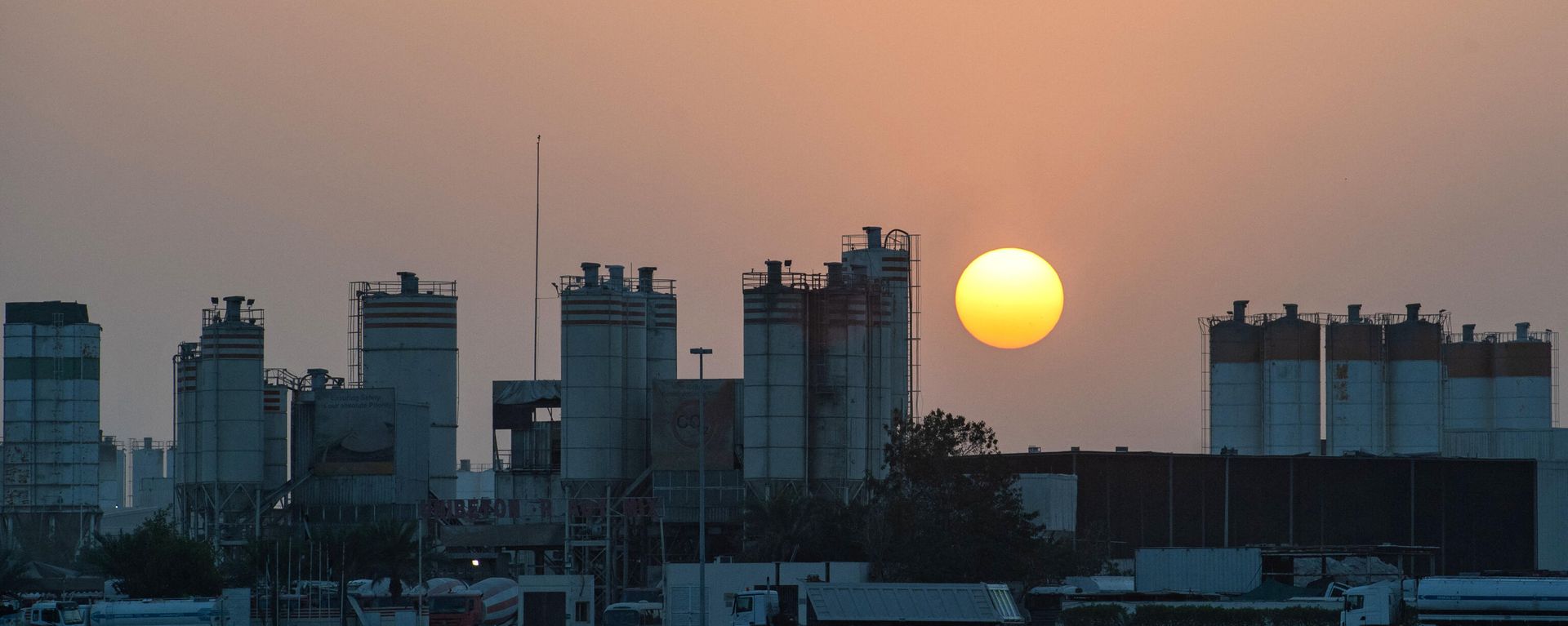 A picture shows a partial view of the Msaffah industrial district in the Emiarti capital Abu Dhabi on January 17, 2022. A picture shows a partial view of the Msaffah industrial district in the Emiarti capital Abu Dhabi on January 17, 2022. - Sputnik International, 1920, 17.01.2022