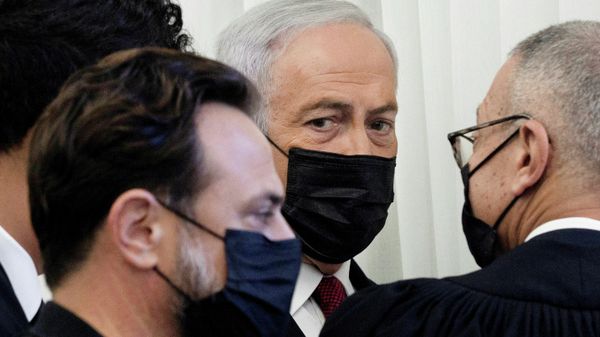 Former Israeli prime minister Benjamin Netanyahu, center, is flanked by lawyers before testimony by star witness Nir Hefetz, a former aide, in Netanyahu's corruption trial at the District Court in east Jerusalem, November 22, 2021. - Sputnik International