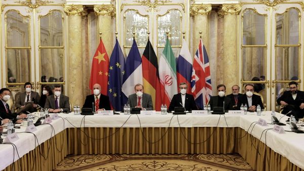 Deputy Secretary General of the European External Action Service (EEAS) Enrique Mora and Iran's chief nuclear negotiator Ali Bagheri Kani and delegations wait for the start of a meeting of the JCPOA Joint Commission in Vienna, Austria December 17, 2021. - Sputnik International